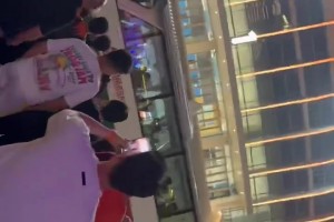 会整活！赛后上海球迷对着广厦大巴齐声高喊：感谢孙铭徽！