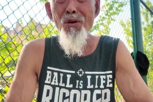 一位粉丝跨越600公里只为与73岁勾手张大爷打篮球，大爷真准